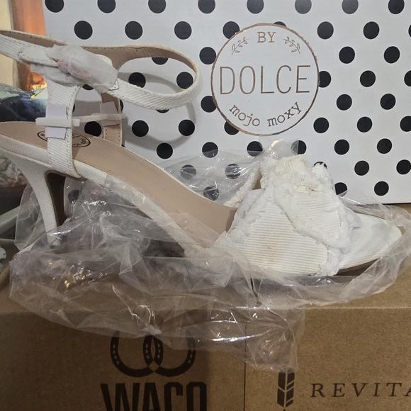 Mojo Moxy Elegant White Heels - Picture 1 of 2
